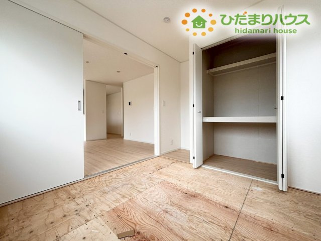 深谷市中瀬　第1　新築一戸建て　クレイドルガーデン　02の和室|押入れ付きの和室は布団や季節用品をしっかり収納でき、空間を広く使えます！続き間の配置で家族の気配を感じやすく、くつろぎやすい雰囲気が広がります。使い勝手の良さが魅力の和室です!
