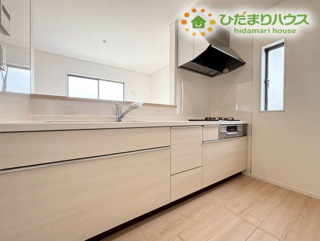 深谷市中瀬　第1　新築一戸建て　クレイドルガーデン　02のキッチン|使い勝手の良いキッチンは、家事動線が整い毎日の料理がスムーズに進む嬉しい空間♪収納もしっかり確保され、調理器具や食材をまとめてしまえて快適です。家族とのコミュニケーションが取りやすい配置も魅力です!