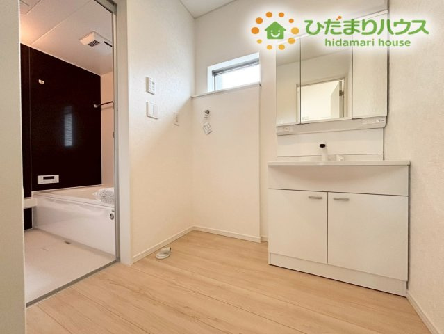深谷市中瀬　第1　新築一戸建て　クレイドルガーデン　02の独立洗面台|小窓付きで自然光が入り、明るく使いやすい独立洗面台♪収納力がしっかり確保されており、タオルや日用品をまとめてしまえます◎家族みんなが気持ちよく使える、清潔感あふれる洗面スペースです!