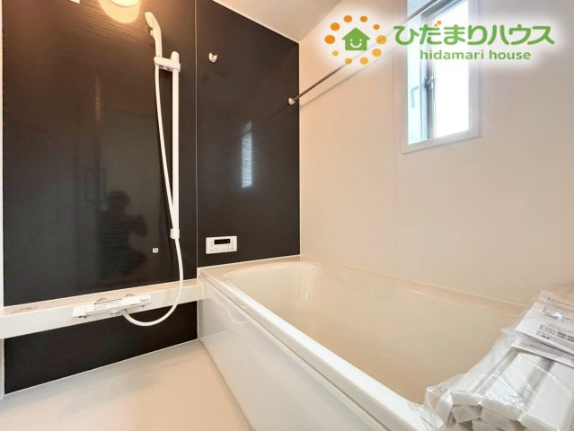 深谷市中瀬　第1　新築一戸建て　クレイドルガーデン　02の浴室|ゆったり入れる浴室は、家族で使いやすい広さが確保された心地よい空間です。明るさがあり、毎日の入浴が楽しみになる落ち着いた雰囲気です。お子様との入浴もしやすく、家族の時間がより快適に過ごせます(-ω-)
