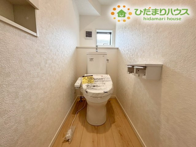 深谷市中瀬　第1　新築一戸建て　クレイドルガーデン　02のトイレ|小窓付きでやわらかな光が入り、換気がしやすい快適なトイレです。落ち着いた色合いで清潔感があり、家族みんなが気持ちよく使える空間です。玄関近くの配置でお出かけ前や帰宅時にサッと入れます！