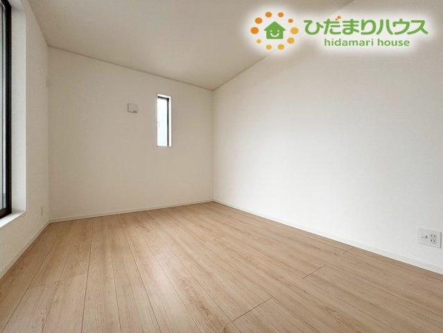 深谷市中瀬　第1　新築一戸建て　クレイドルガーデン　02の寝室|7帖の主寝室は、ベッドや収納家具をゆったり配置できる広さが魅力♪落ち着いた雰囲気で一日の疲れをしっかり癒せる空間です。家族の生活スタイルに合わせて使いやすく、快適なプライベート時間が過ごせます!