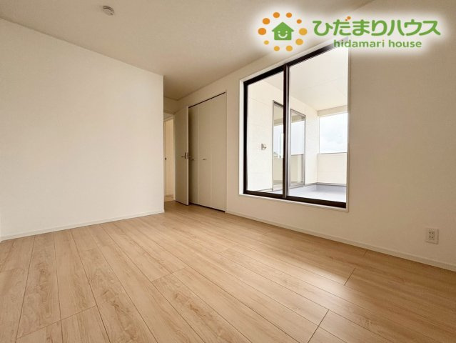 深谷市中瀬　第1　新築一戸建て　クレイドルガーデン　02の寝室|バルコニーに面した寝室は、自然光が入りやすく明るい雰囲気♪布団干しがしやすく、毎日の家事が快適に進む嬉しい配置です。風通しも良く、家族が気持ちよく過ごせる心地よい空間が整っています!