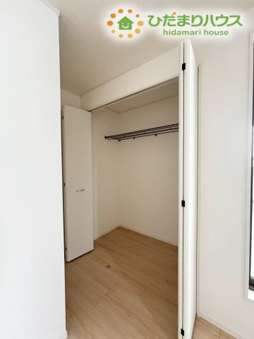 深谷市中瀬　第1　新築一戸建て　クレイドルガーデン　02の収納|クローゼットは、衣類や日用品をすっきり片付けられる便利な収納スペース！広さがしっかり確保され、夫婦の衣類もまとめてしまえて部屋が整いやすい点が魅力です。毎日の支度が快適になる頼もしい設備です(^^)/
