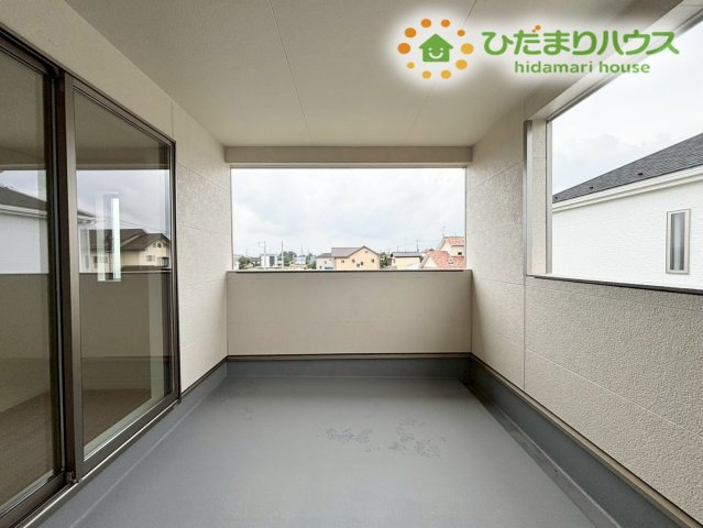深谷市中瀬　第1　新築一戸建て　クレイドルガーデン　02のバルコニー|屋根付きのバルコニーは急な天候の変化にも対応でき、洗濯物が安心して干せる便利なスペース☆風通しも良く、家族の暮らしを快適に支えてくれます。外の空気を感じながら過ごせる心地よい場所です!