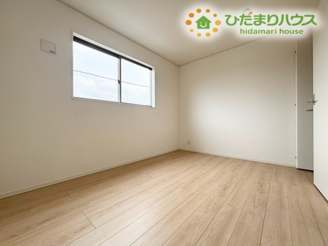 深谷市中瀬　第1　新築一戸建て　クレイドルガーデン　02の子供部屋|6帖の子供部屋は、遊びや勉強がしやすいちょうど良い広さ！明るい色合いで気持ちよく過ごせる空間が整っています。収納も取り入れやすく、毎日の支度がスムーズに進む使い勝手の良い一室です。