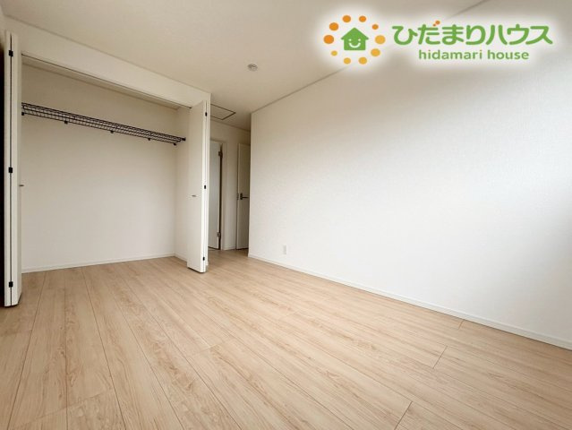 深谷市中瀬　第1　新築一戸建て　クレイドルガーデン　02の洋室|クローゼット完備で衣類や学用品をすっきり片付けられ、部屋が整いやすい点も魅力です。成長に合わせて使い方を変えられる便利なお部屋です!