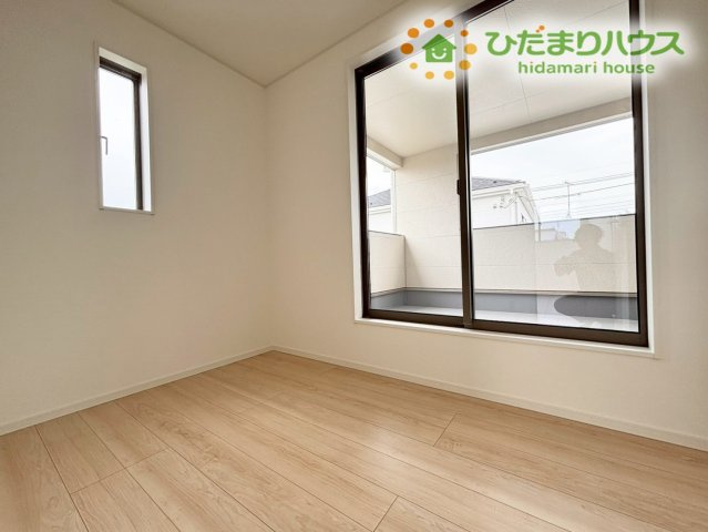 深谷市中瀬　第1　新築一戸建て　クレイドルガーデン　02の洋室|2階に洋室が3部屋が配置され、家族それぞれのプライベート空間がしっかり確保された嬉しい間取り♪明るい室内で気持ちよく過ごせ、子供部屋や書斎など使い方も自由自在。暮らしの幅が広がる魅力的な配置です!