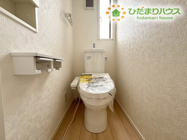 深谷市中瀬　第1　新築一戸建て　クレイドルガーデン　02のトイレ|2階にもトイレが備わっており、忙しい時間帯の支度がしやすい便利な設備♪小窓からやわらかな光が入り、落ち着いた雰囲気で気持ちよく使える空間です。家族みんなが快適に過ごせる心地よさが整っています!