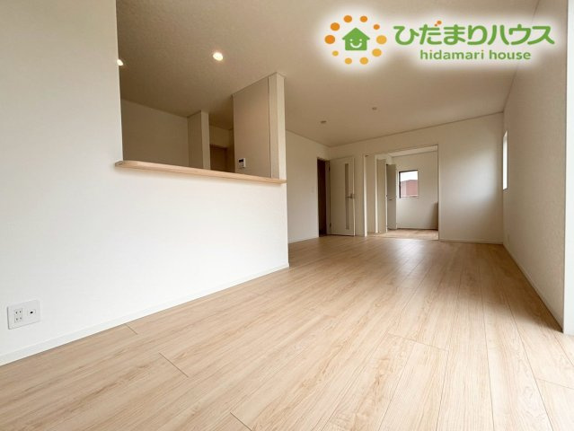 深谷市中瀬　第1　新築一戸建て　クレイドルガーデン　02の居間・リビング|南西向きの明るいリビングは、自然光がたっぷり入り心地よい空間♪家族が集まりやすい雰囲気で、食事や団らんがより楽しく過ごせます。開放感のある広さで、ゆったりとした時間が流れる居心地の良さが魅力です!