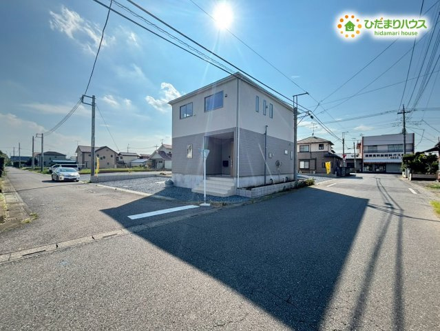 深谷市中瀬　第1　新築一戸建て　クレイドルガーデン　02の前面道路含む現地写真|角地ならではの開放感があり、日当たりや風通しが心地よい住環境☆彡ゆとりある前面道路で、車の出し入れがしやすい点も嬉しいポイントです。子育て世帯にも安心の落ち着いた周辺環境が整っています!