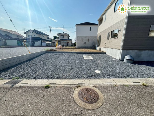 深谷市中瀬　第1　新築一戸建て　クレイドルガーデン　02の駐車場|並列で3台駐車可能なゆとりあるカースペース♪来客時や複数台所有でも安心して使える広さです。並列駐車なのでお車の出し入れもスムーズに行えます(^^)/