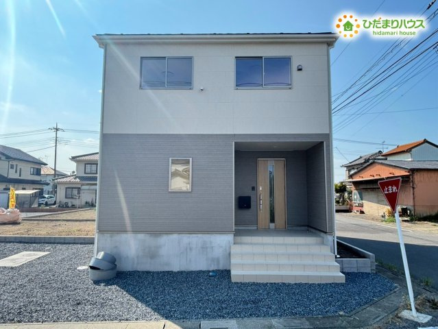 深谷市中瀬　第1　新築一戸建て　クレイドルガーデン　02の外観|明るい外観は周辺の街並みにやさしく馴染み、落ち着いた雰囲気が広がる佇まいです♪ゆとりある敷地で、家族が安心して過ごせる環境が整っています。室内にも光が入りやすく、心地よい暮らしが叶う住まいです!