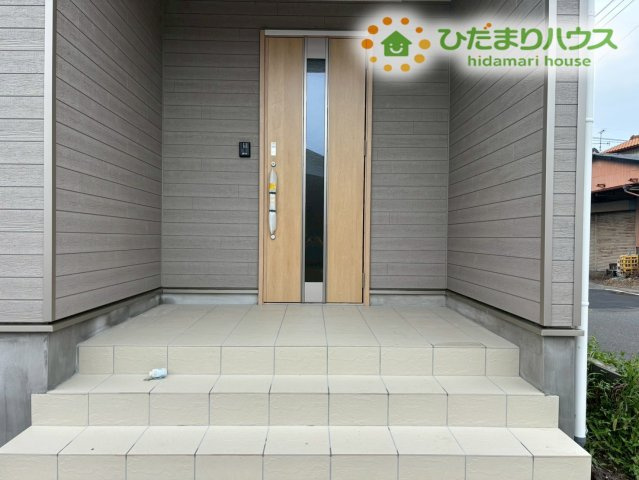 深谷市中瀬　第1　新築一戸建て　クレイドルガーデン　02の玄関|広々とした玄関ポーチは出入りがしやすく、ゆったりとした動線が整う心地よいスペースです。屋根付きで雨の日も安心して使え、荷物の受け渡しやベビーカーの出し入れもスムーズです◎