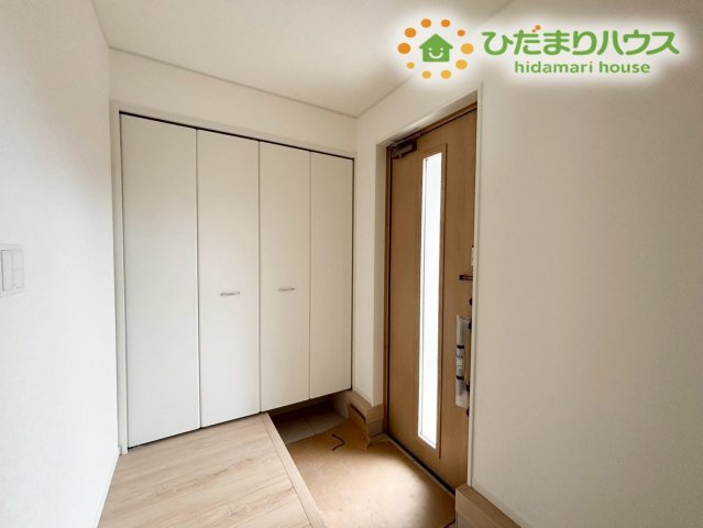 深谷市中瀬　第1　新築一戸建て　クレイドルガーデン　02の玄関|大容量のシューズボックスが備わり、靴や外出用品をすっきり収納できる便利な玄関♪家族の支度がしやすく、帰宅後の動線も整って快適です。散らかりにくい空間で、気持ちよく過ごせる玄関まわりが魅力です!