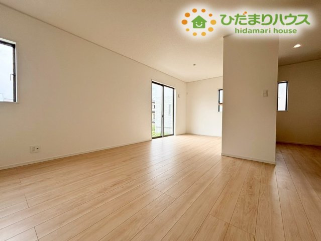 深谷市中瀬　第1　新築一戸建て　クレイドルガーデン　02の居間・リビング|16帖のゆったりとしたLDKは、家族が自然と集まる心地よい空間♪光が入りやすく、明るく開放感のある雰囲気が広がります。食事や団らんがより楽しく過ごせる、暮らしの中心となる魅力的なリビングです(^^)/