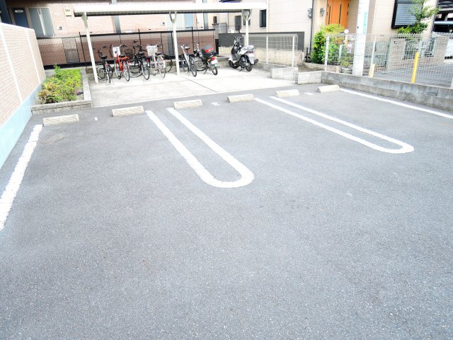 高槻市南松原町のアパートの駐車場