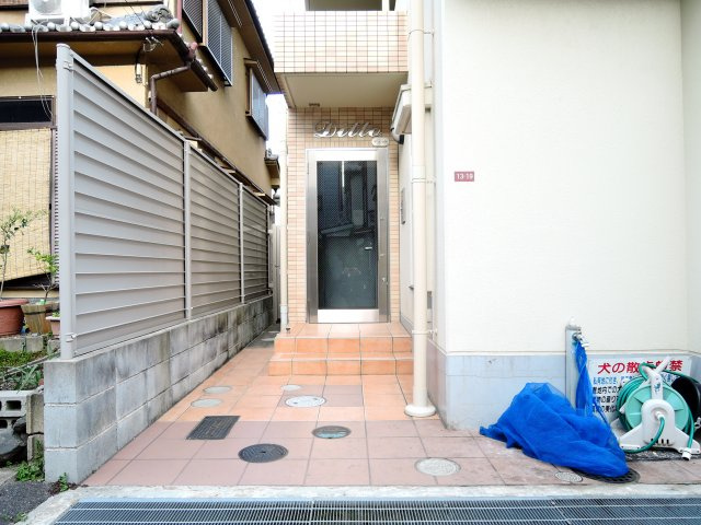 高槻市南松原町のアパートのエントランス