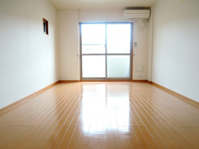 高槻市南松原町のアパートの居間・リビング