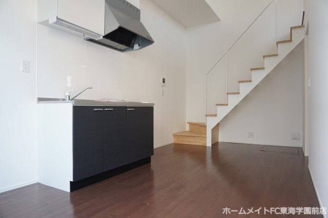 熊本市中央区黒髪５丁目のアパートの居間・リビング