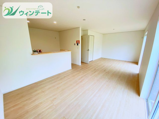 つくばみらい市小絹第4　新築戸建　5号棟の居間・リビング|完成したLDKです♪写真では伝わりきらない開放感と明るさ、ぜひ現地でご体感ください。