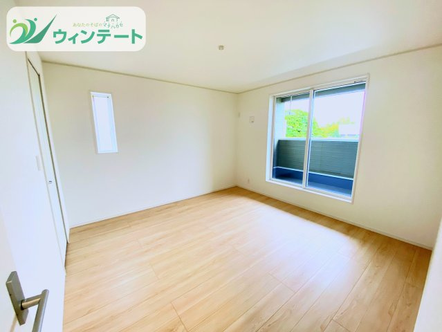 つくばみらい市小絹第4　新築戸建　5号棟の洋室|バルコニーに面した洋室は、開放感と明るさが魅力。読書やリモートワークにもぴったりの心地よい空間です。