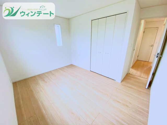 つくばみらい市小絹第4　新築戸建　5号棟の洋室|家具を配置してもゆとりのある洋室。お子さまの成長に合わせて使い方を変えられるフレキシブルな空間です。