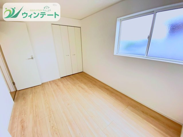 つくばみらい市小絹第4　新築戸建　5号棟の洋室|洋室は窓があり、明るく開放的な印象。収納も備えた便利な空間で、使い勝手の良い設計です。