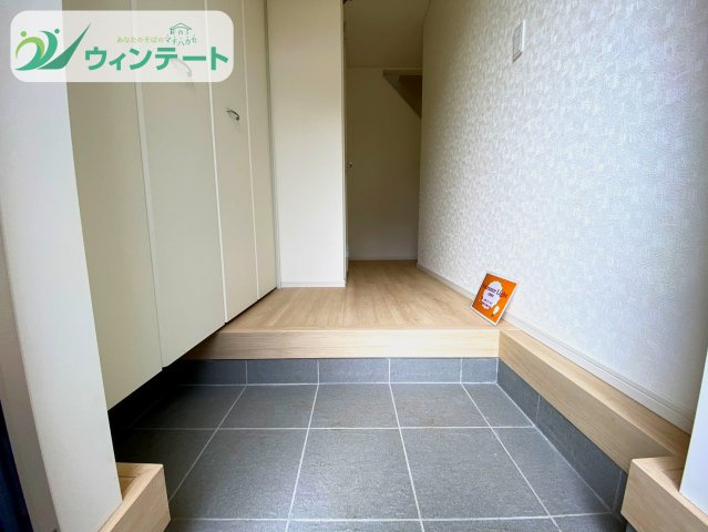 つくばみらい市小絹第4　新築戸建　5号棟の玄関|家族の「ただいま」と「おかえり」が響く明るい玄関。木の質感がやさしく迎えてくれます。
