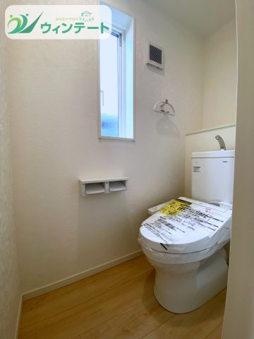 つくばみらい市小絹第4　新築戸建　5号棟のトイレ|温水洗浄便座付きで快適にご利用いただけます。落ち着いた色合いで清潔感あふれる空間です。