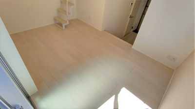 【洋室】 | シャルムテラス下新庄 | 外の光が差し込む明るいお部屋です