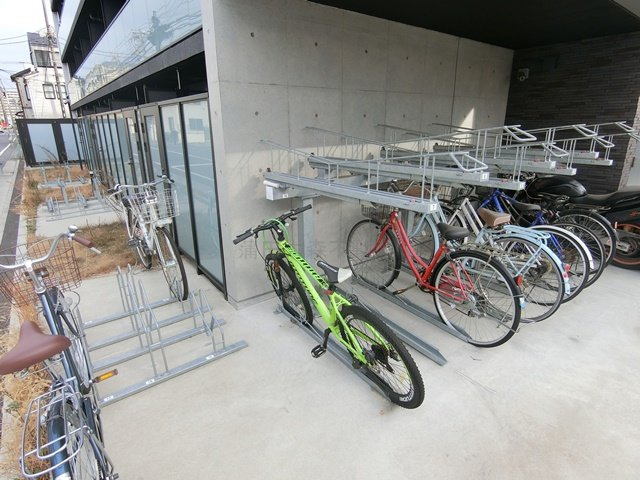 ルネサンスコート羽田SkyGateのその他共用部分|ラック式の駐輪場