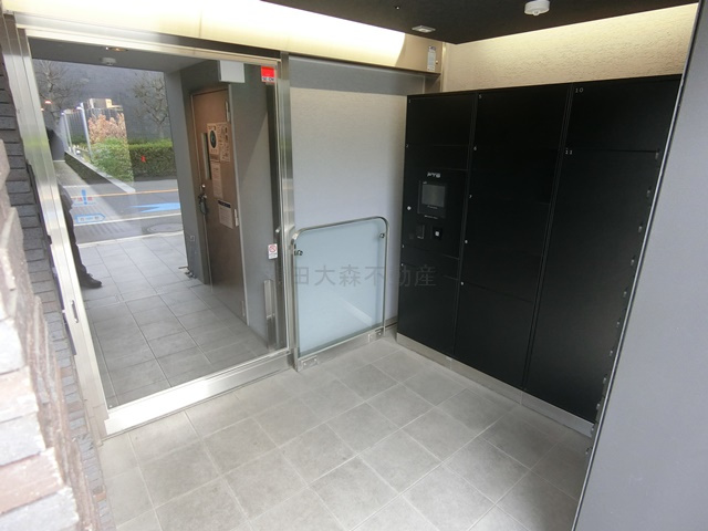 ルネサンスコート羽田SkyGateのエントランス|オートロックと宅配ボックス付きのエントランス