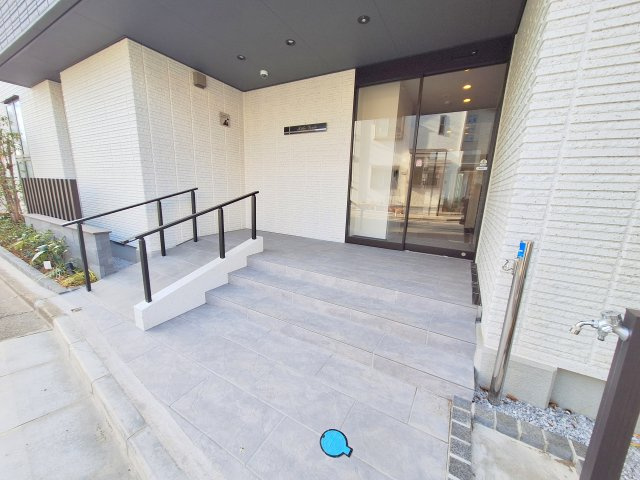 戸田市本町５丁目の賃貸マンションのエントランス