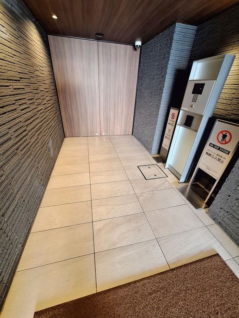 北区赤羽２丁目の賃貸マンションのエントランス