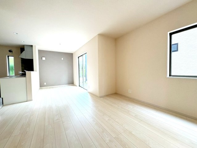 静岡市駿河区下川原五丁目10期　全５棟の居間・リビング|明るい光が差し込むリビングは自然と家族が集まる場所になりそうですね。