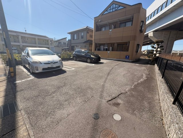 メゾンアイリスの駐車場