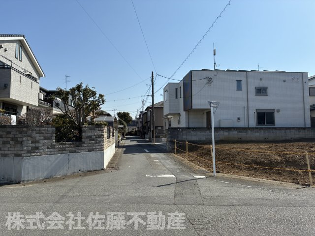 『鴻巣駅』東口27分・約64坪。北西・北東角の整形地			の前面道路含む現地写真