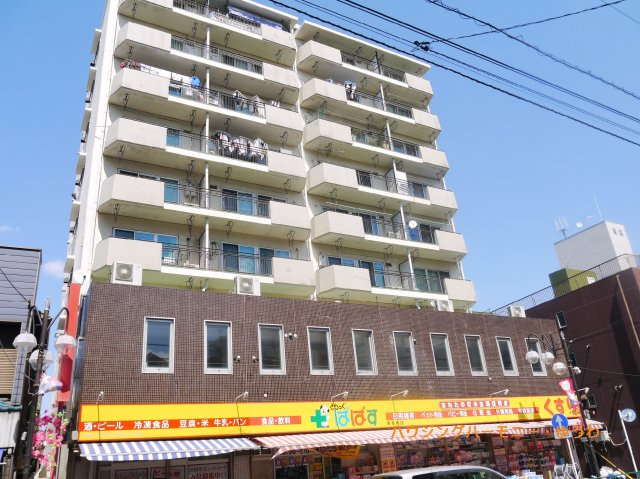 【外観】 | 中銀南長崎マンシオン | 陽光浴びる外観がシンプルな外観をより際立たせ、人々の記憶に存在感を植え付けます。