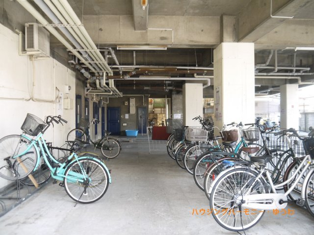 【駐輪場】 | 中銀南長崎マンシオン | 屋根付きの駐輪場となっていますので、雨の日でも大切な自転車が濡れずに済みます。