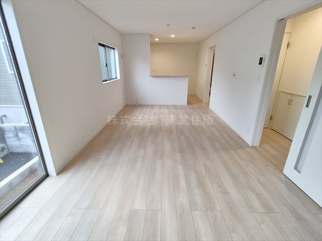 【居間・リビング】 | 新座市畑中第２８　全９棟　4号棟 | ゆったりとした16.6帖のリビングです
