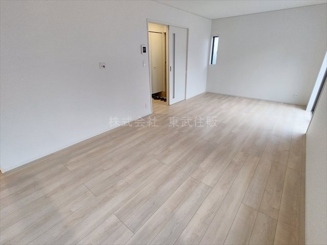 【居間・リビング】 | 新座市畑中第２８　全９棟　4号棟 | 開放感があり日当たり良好です