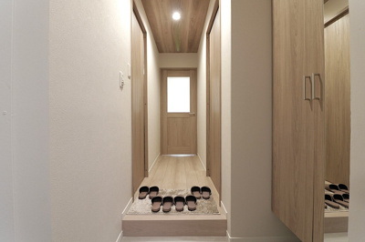 【玄関】 | ダイアパレス順慶町 | 玄関とLDの間にはドア窓の有る扉が有ります♪