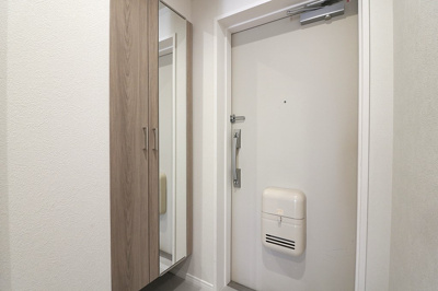 【玄関】 | ダイアパレス順慶町 | 大きな姿見鏡付のシューズボックスが有り、スッキリとした玄関♪