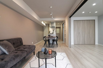 【居間・リビング】 | ダイアパレス順慶町 | 各居室はLDKに面していて　広々とご使用いただく事も可能です♪
※設置されている家具小物等はディスプレイ用です