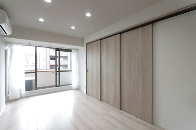 【寝室】 | ダイアパレス順慶町 | 洋室　約７．３帖
バルコニーに面したお部屋です♪