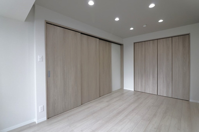 【洋室】 | ダイアパレス順慶町 | 洋室　約７．３帖は一面がクローゼットになっています♪