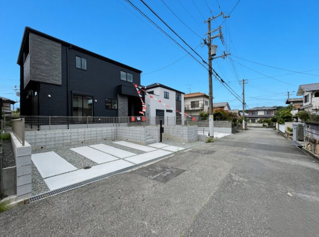 川西市大和東　第4期　新築一戸建ての前面道路含む現地写真|周辺は閑静な住宅街！前面道路広々で車の出し入れも便利です。駐車が苦手な方でも安心して車庫入れできます！