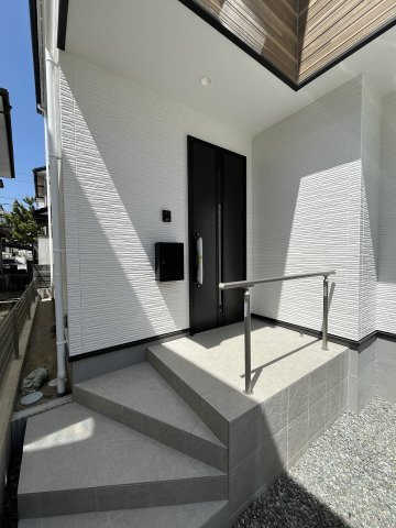 【玄関】 | 福岡市東区香椎駅東1丁目4期　1号棟（全1棟）【仲介手数料無料・0円】 | 施工例。施工例は完成時と異なる場合があります。