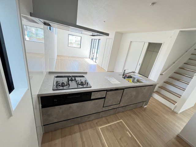 【キッチン】 | 福岡市東区香椎駅東1丁目4期　1号棟（全1棟）【仲介手数料無料・0円】 | 施工例。施工例は完成時と異なる場合があります。
